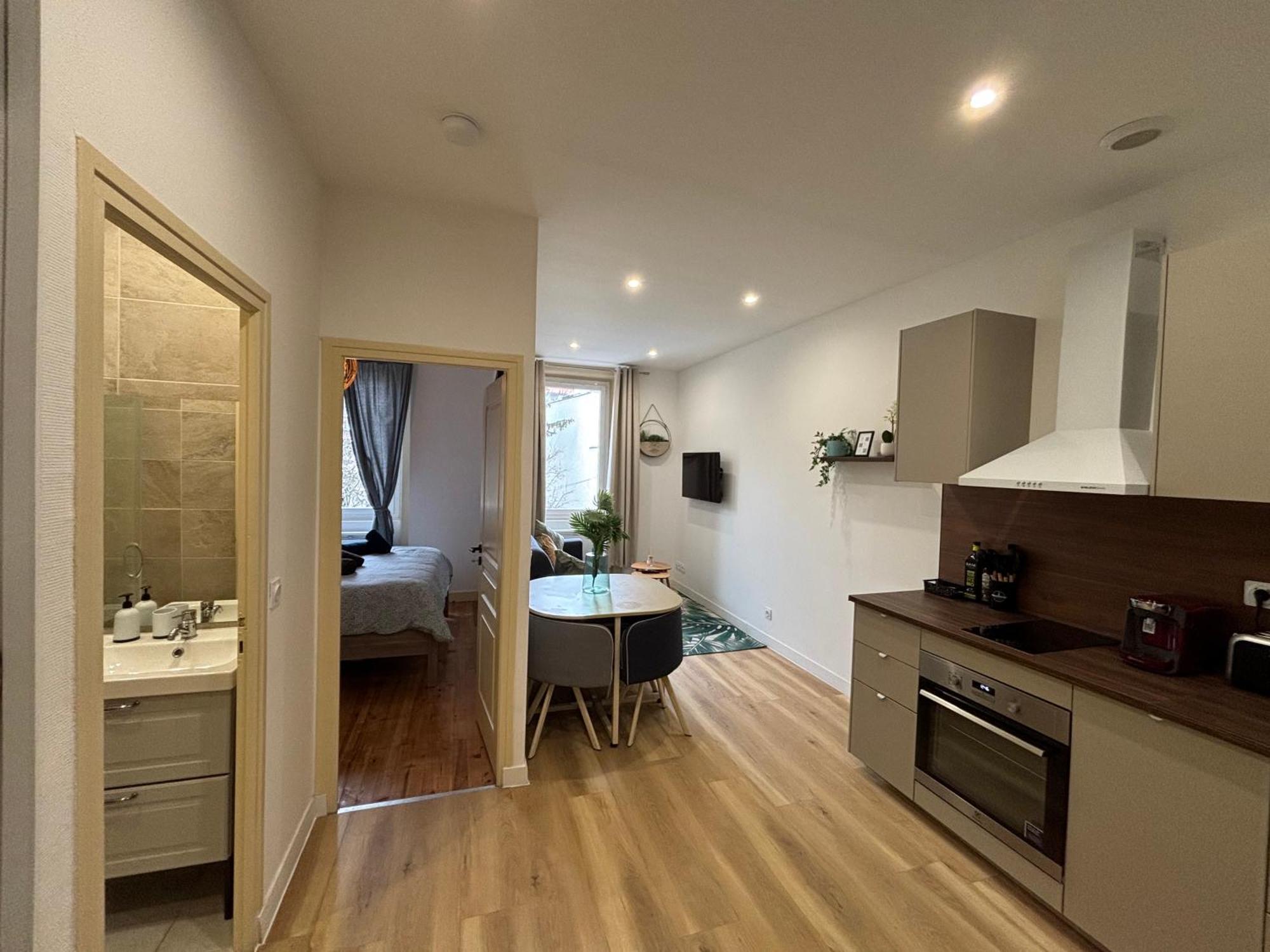 Elegant T2 A Bron, Tramway A 2Min, Box Parking, 4Personnes Daire Dış mekan fotoğraf